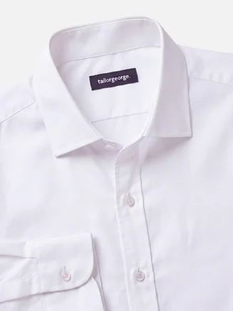Camicia bianca semplice e facile da stirare