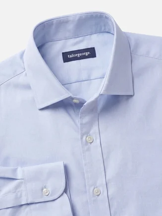 Camicia azzurra semplice con puntini facili da stirare